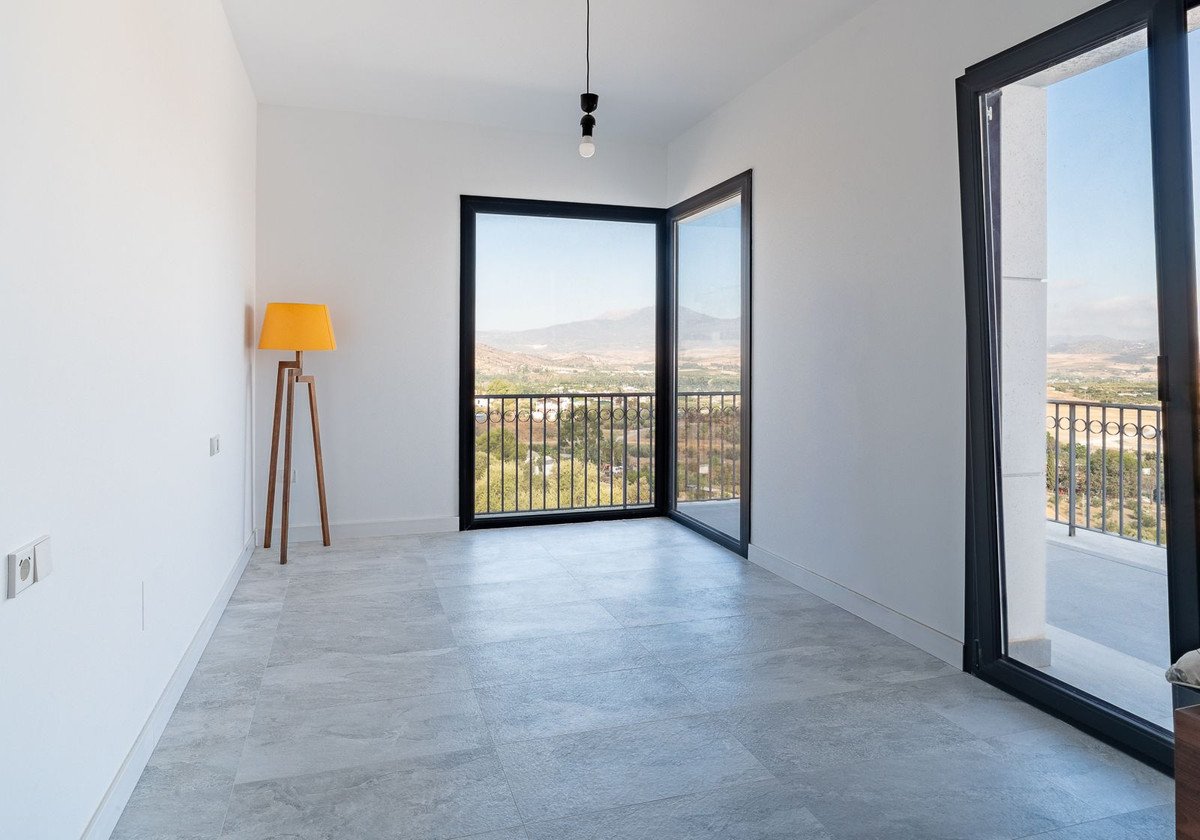 6 Bed Detached Villa in Coín