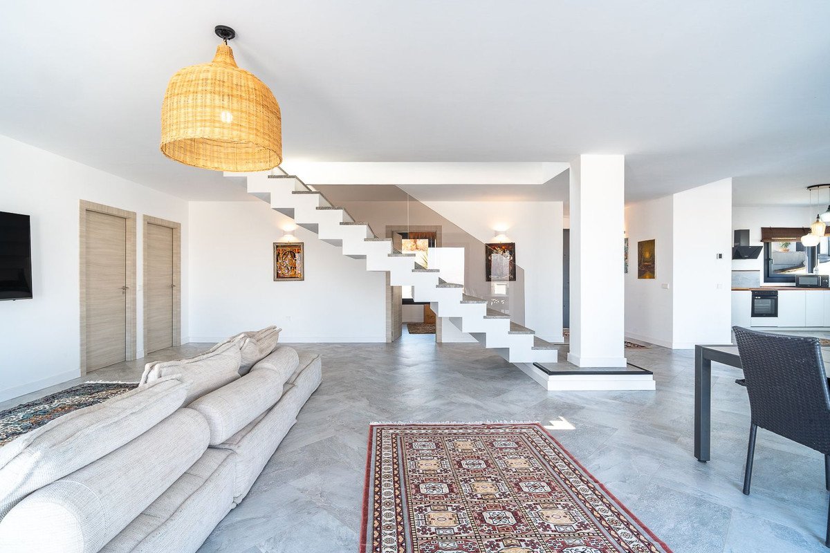 6 Bed Detached Villa in Coín