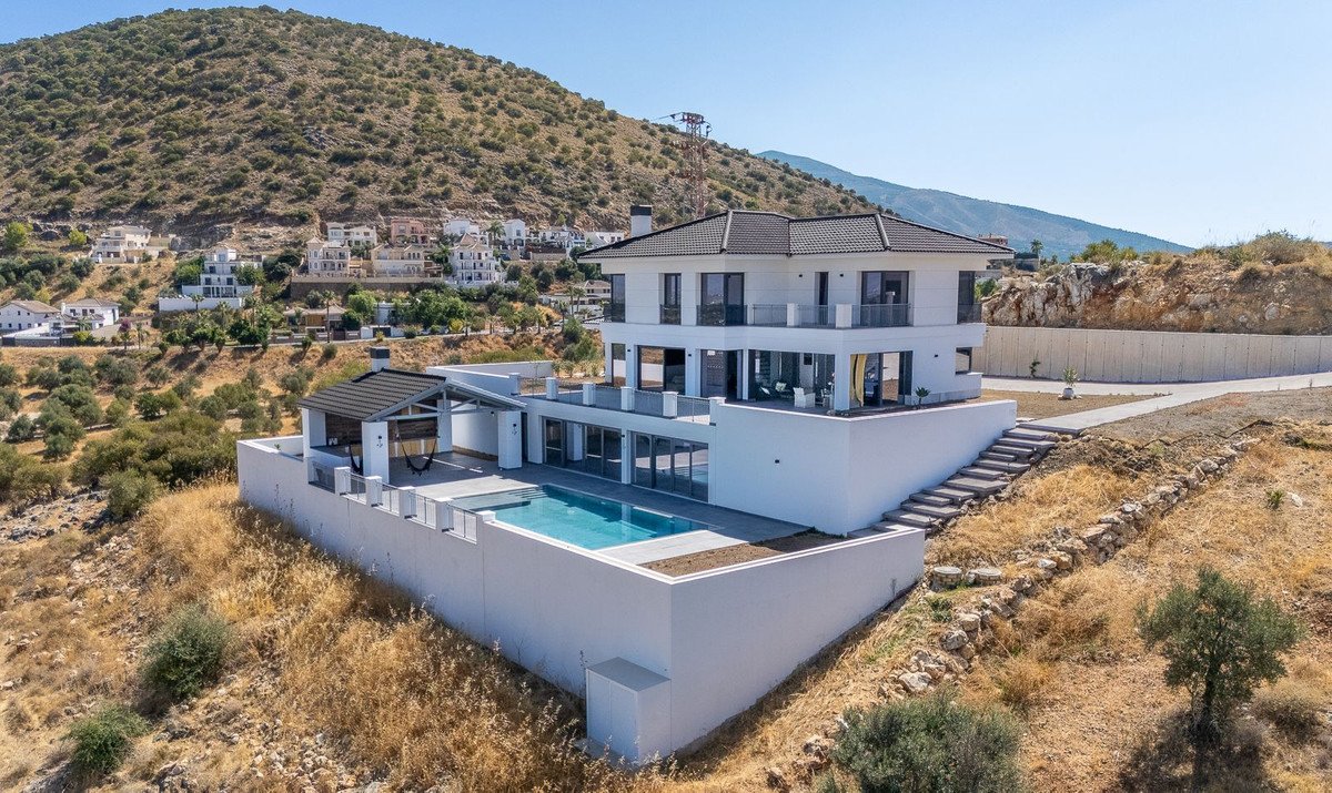 6 Bed Detached Villa in Coín