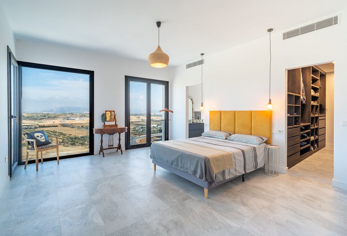 6 Bed Detached Villa in Coín