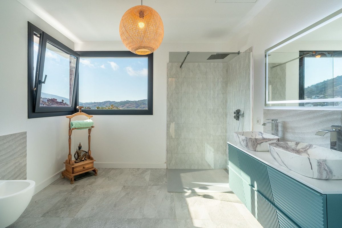 6 Bed Detached Villa in Coín
