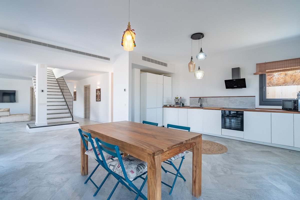 6 Bed Detached Villa in Coín