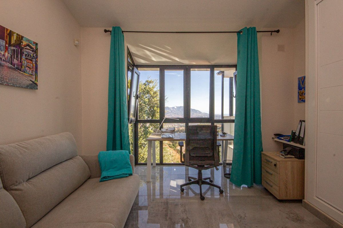 4 Bed Detached Villa in La Mairena
