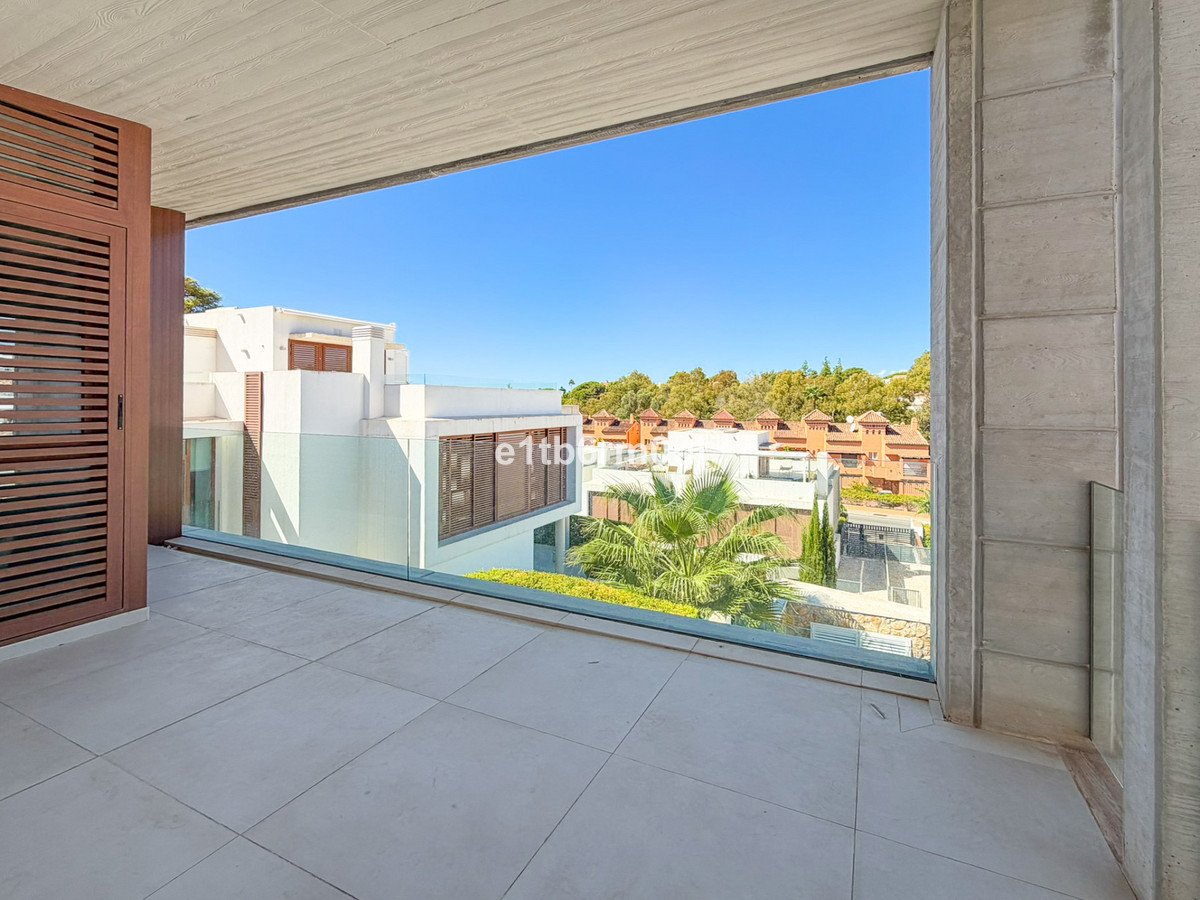 4 Bed Semi-Detached House in The Golden Mile