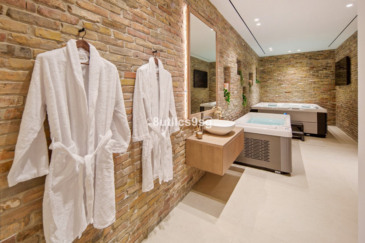 5 Bed Detached Villa in Nueva Andalucía