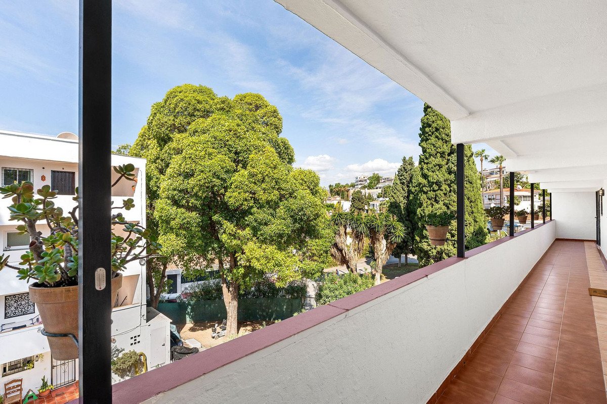 2 Bed Middle Floor Apartment in Nueva Andalucía
