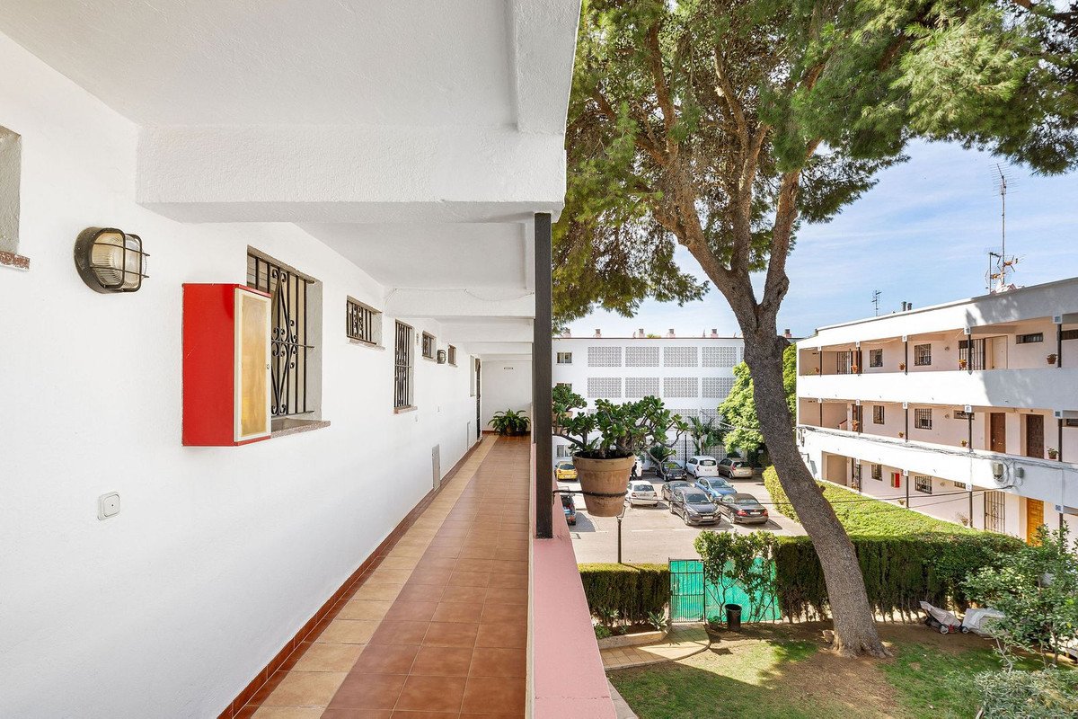 2 Bed Middle Floor Apartment in Nueva Andalucía
