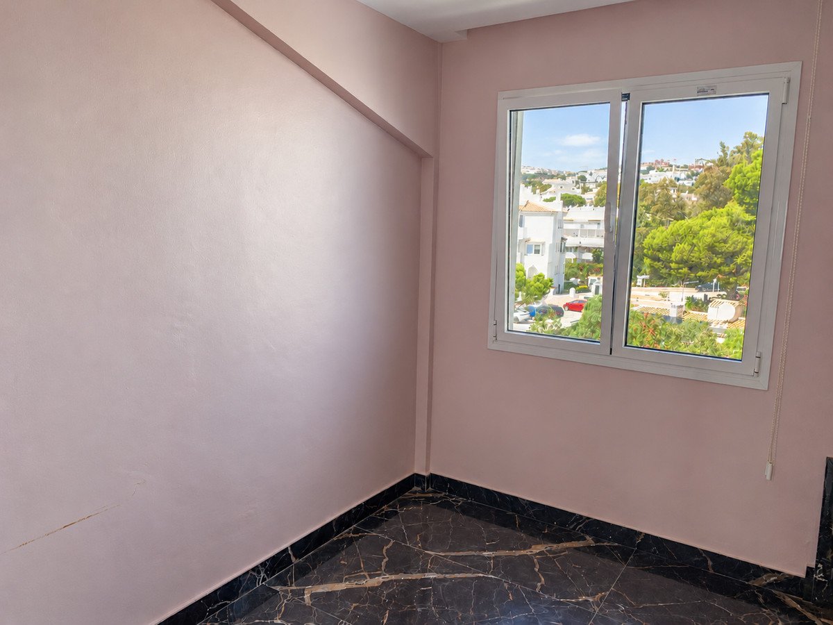 2 Bed Middle Floor Apartment in Mijas Costa