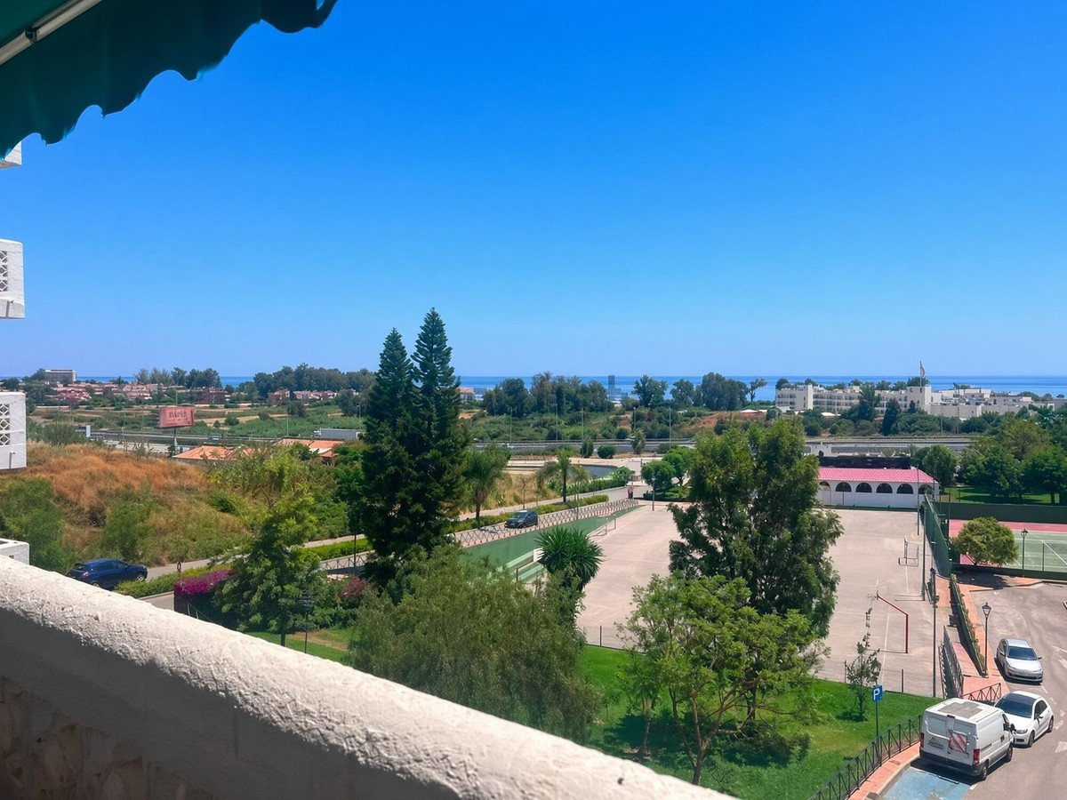 3 Bed Middle Floor Apartment in Estepona