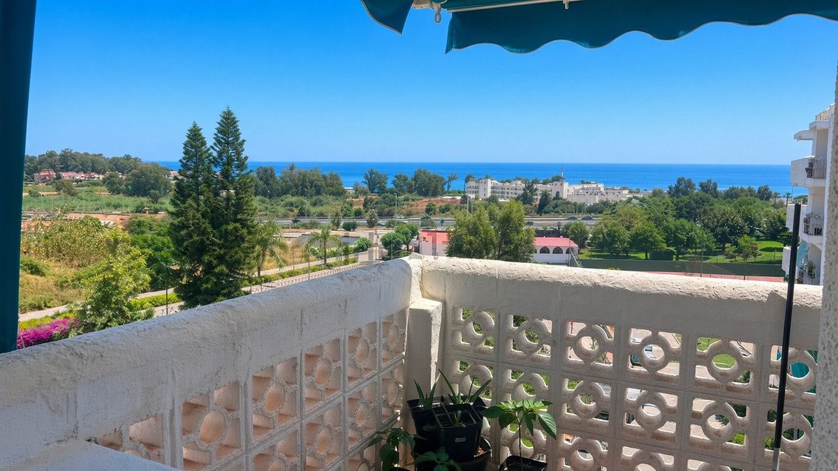 3 Bed Middle Floor Apartment in Estepona