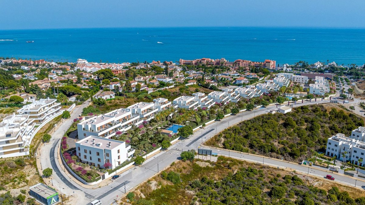 2 Bed Middle Floor Apartment in Estepona