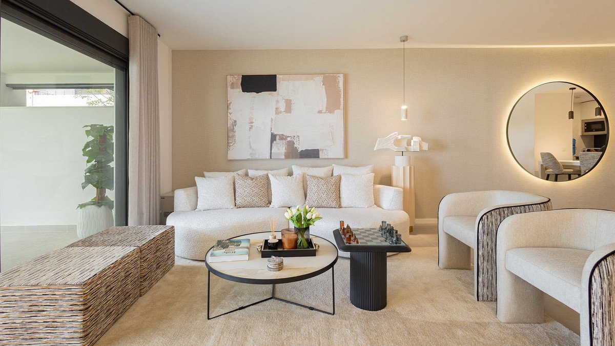 2 Bed Middle Floor Apartment in Estepona