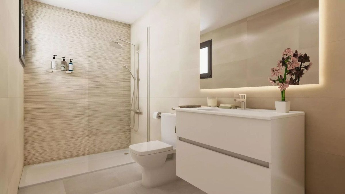 2 Bed Middle Floor Apartment in Estepona