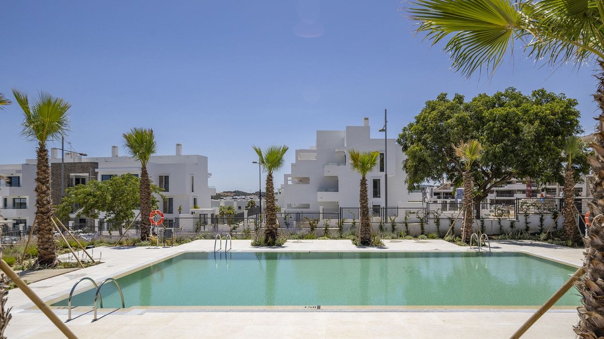 2 Bed Middle Floor Apartment in Estepona