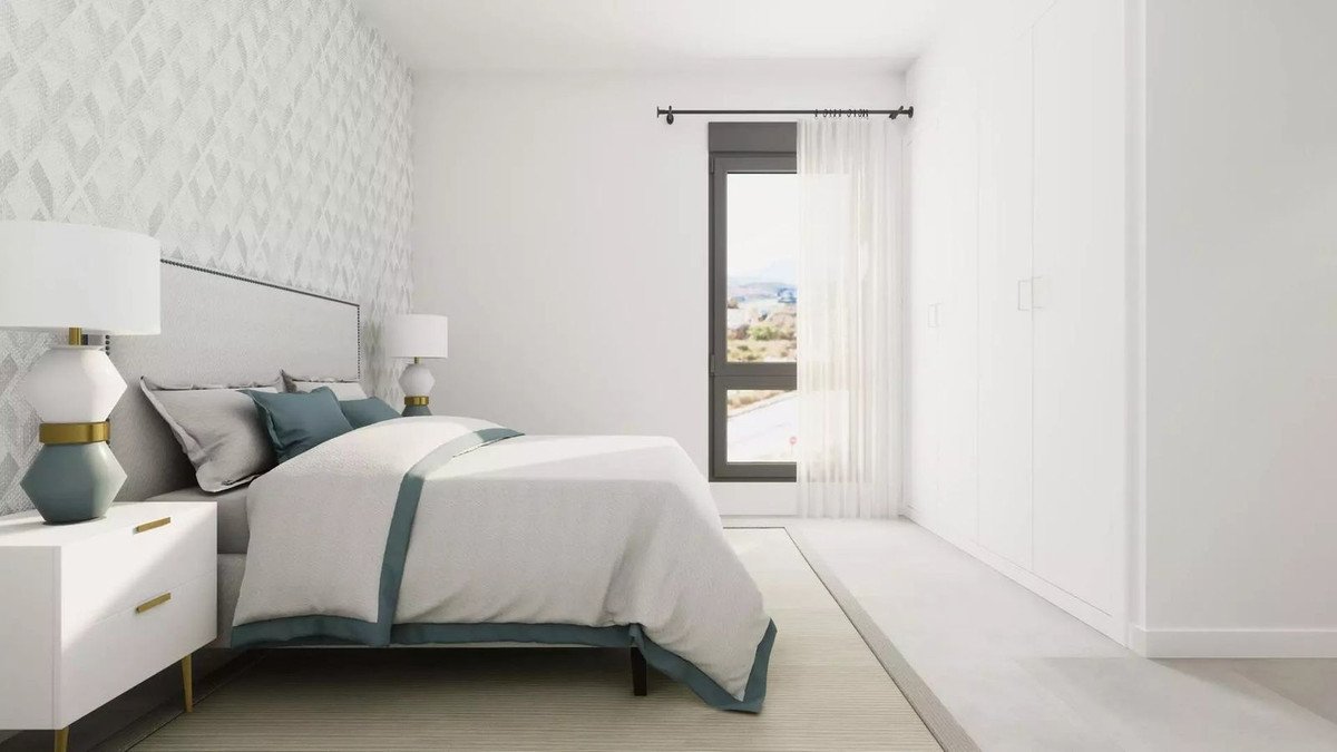 2 Bed Middle Floor Apartment in Estepona
