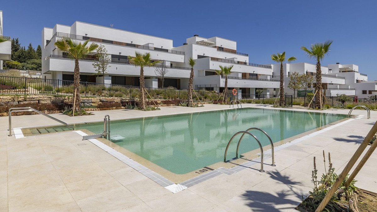 2 Bed Middle Floor Apartment in Estepona