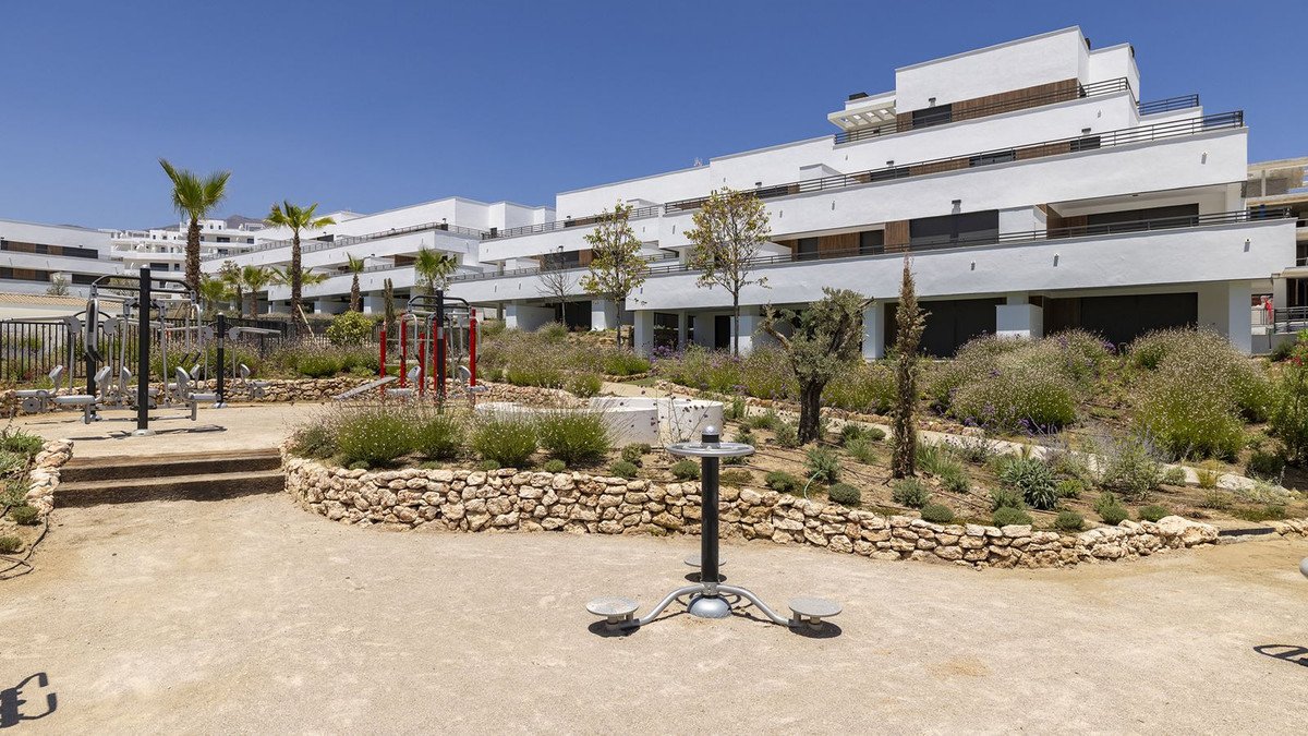 2 Bed Middle Floor Apartment in Estepona
