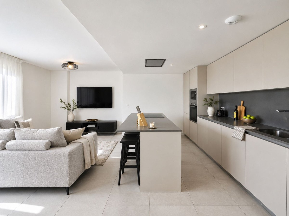 3 Bed Middle Floor Apartment in Selwo