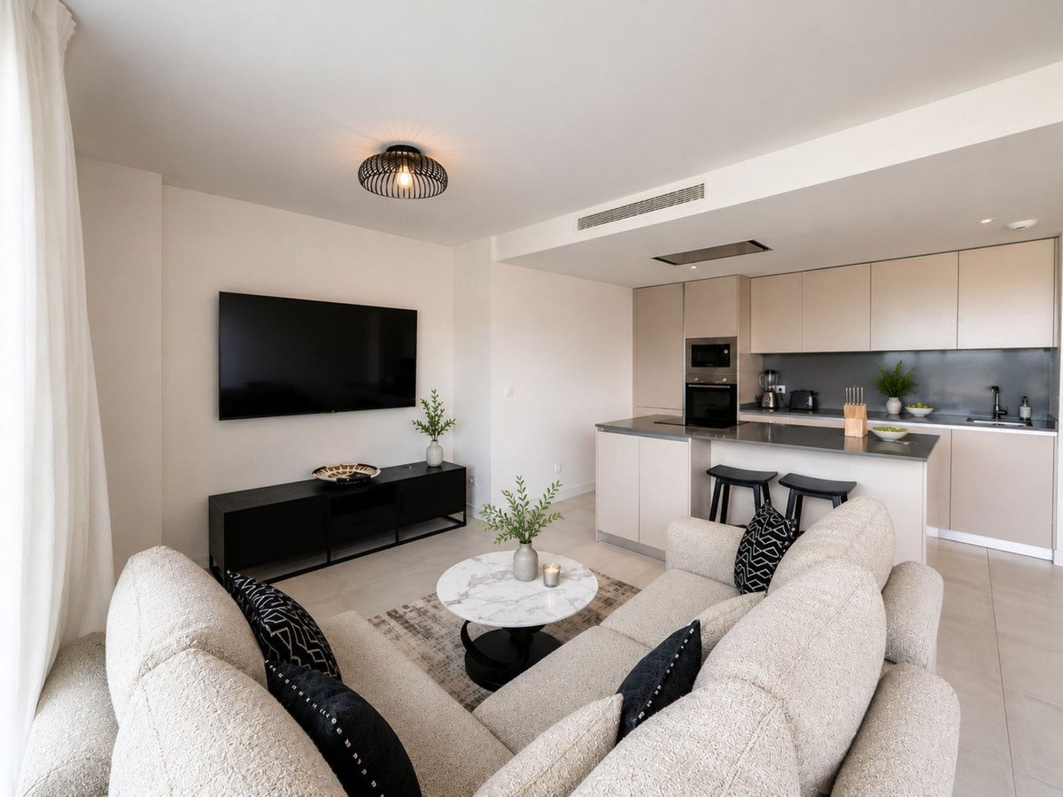 3 Bed Middle Floor Apartment in Selwo