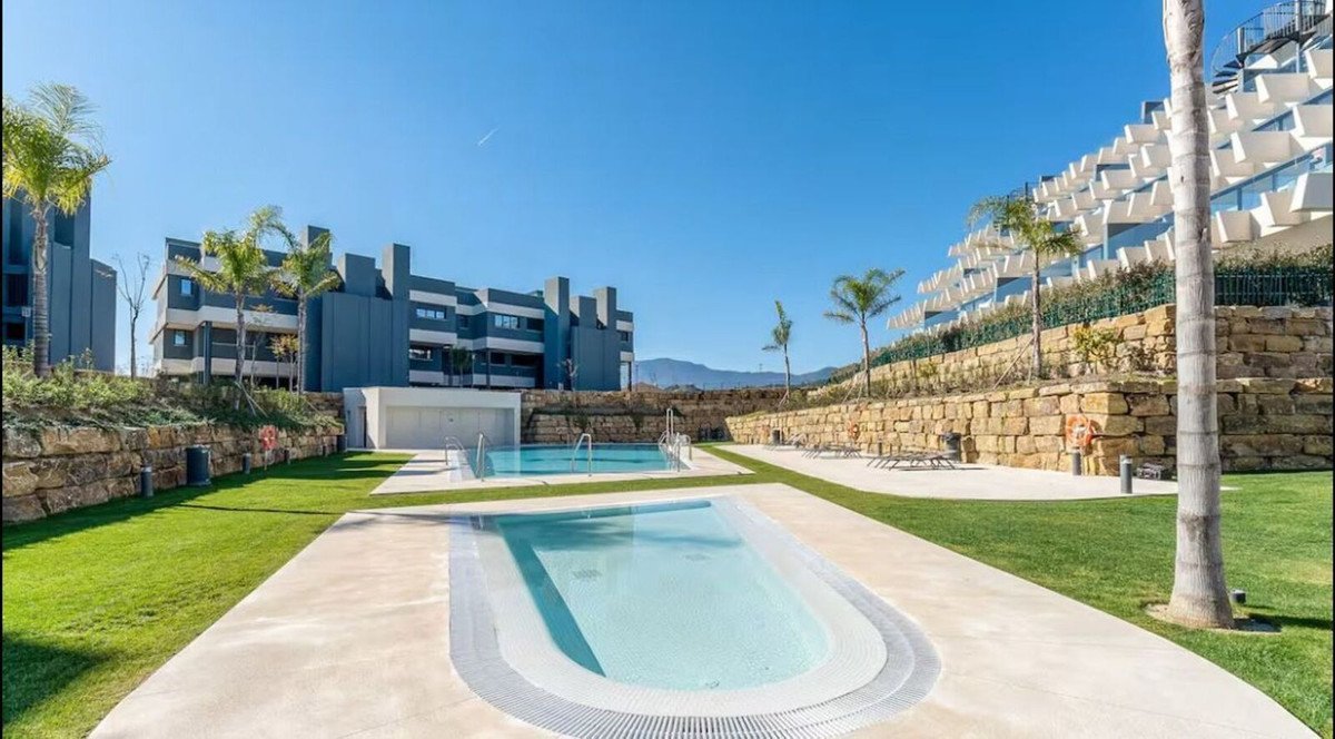 3 Bed Middle Floor Apartment in Estepona