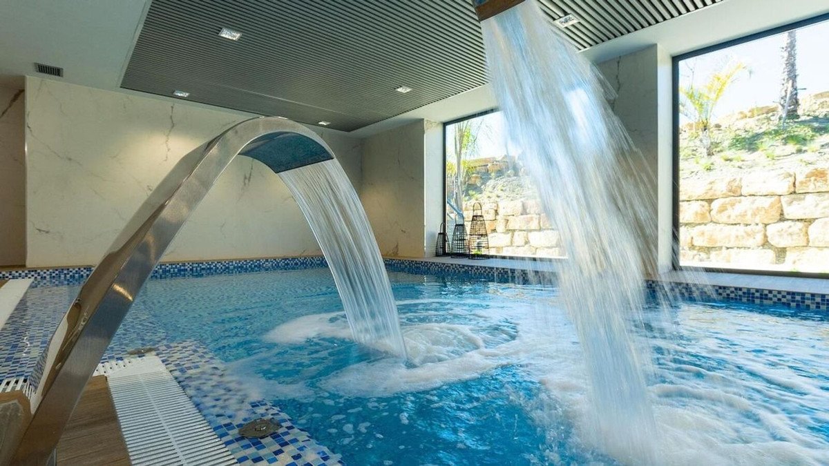 3 Bed Middle Floor Apartment in Estepona