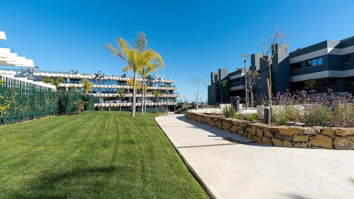 3 Bed Middle Floor Apartment in Estepona