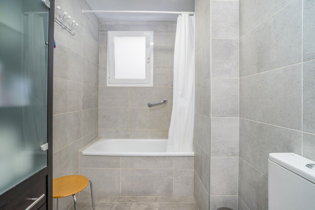 3 Bed Middle Floor Apartment in Estepona