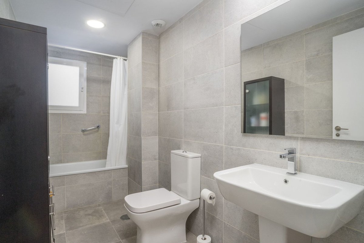 3 Bed Middle Floor Apartment in Estepona