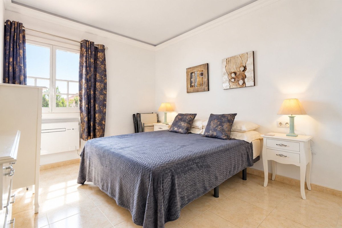 2 Bed Middle Floor Apartment in Puerto de Cabopino