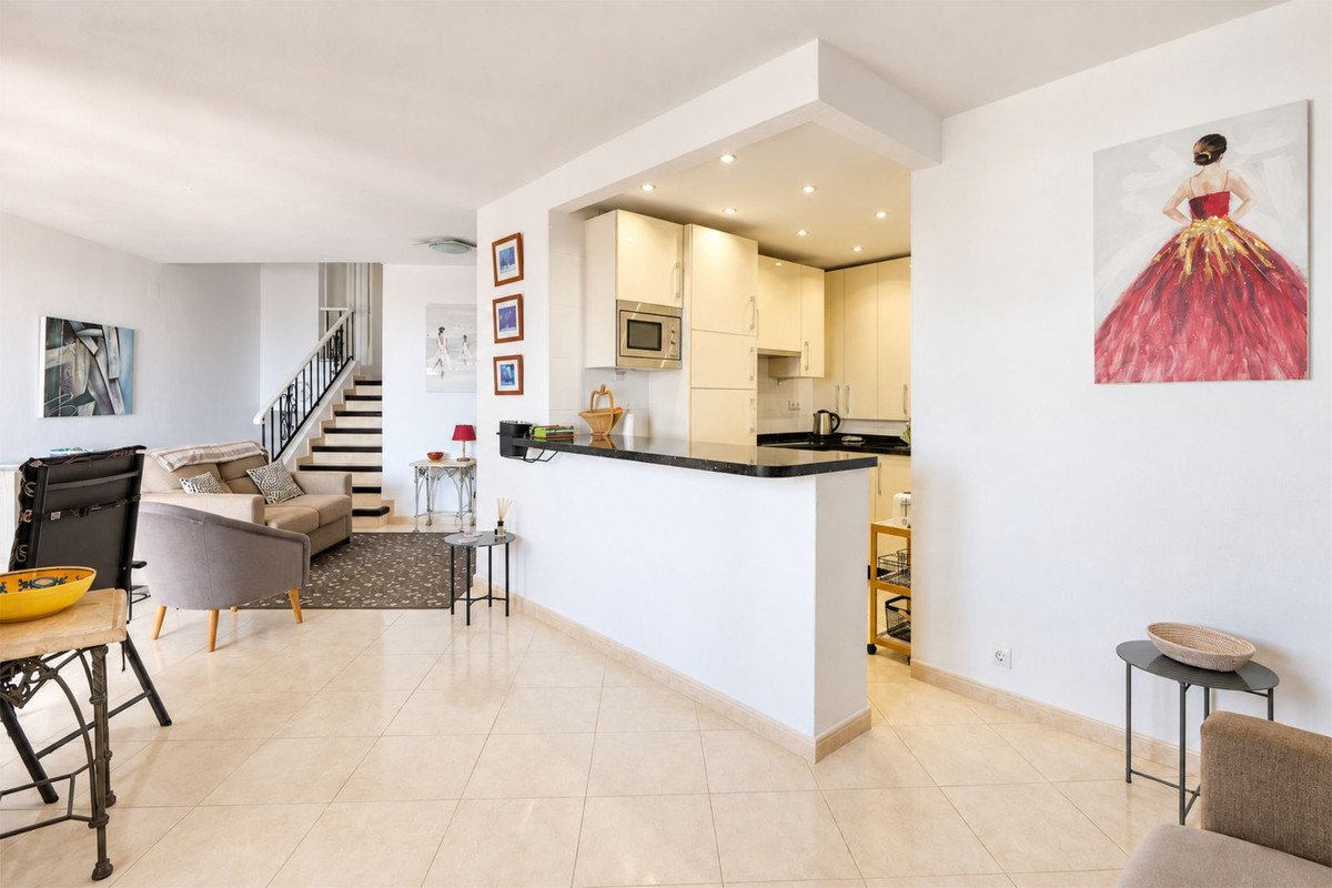 2 Bed Middle Floor Apartment in Puerto de Cabopino