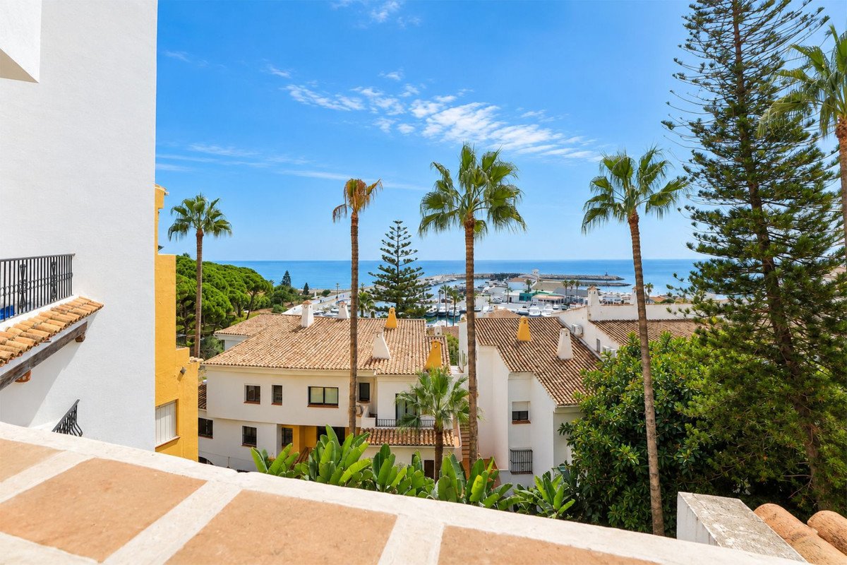 2 Bed Middle Floor Apartment in Puerto de Cabopino