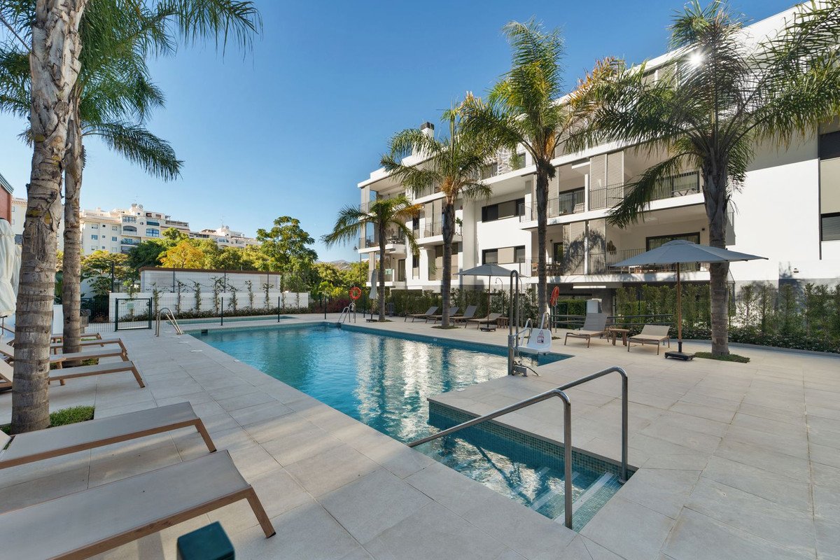 3 Bed Middle Floor Apartment in Estepona