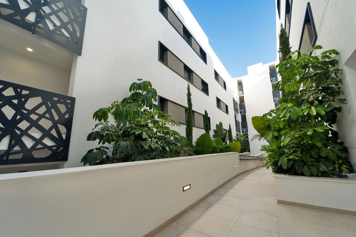 3 Bed Middle Floor Apartment in Estepona