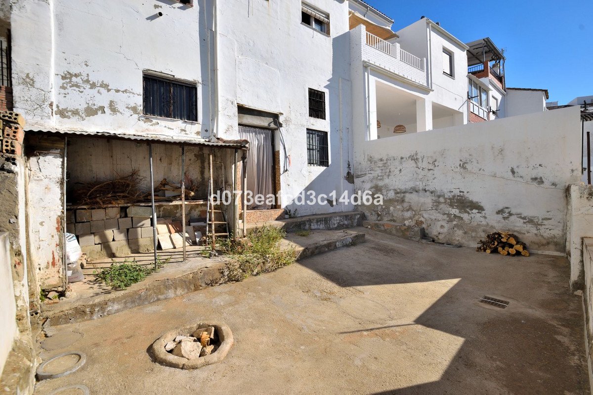 6 Bed Townhouse in Olvera
