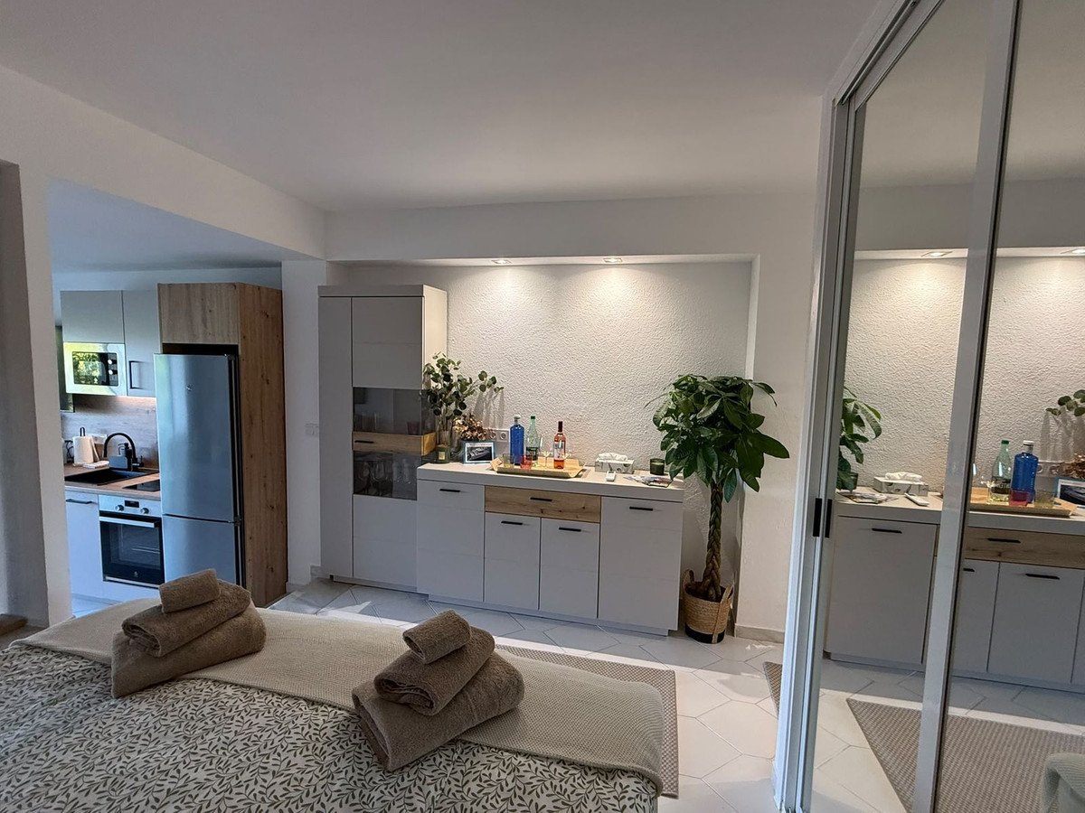 1 Bed Middle Floor Studio in Miraflores