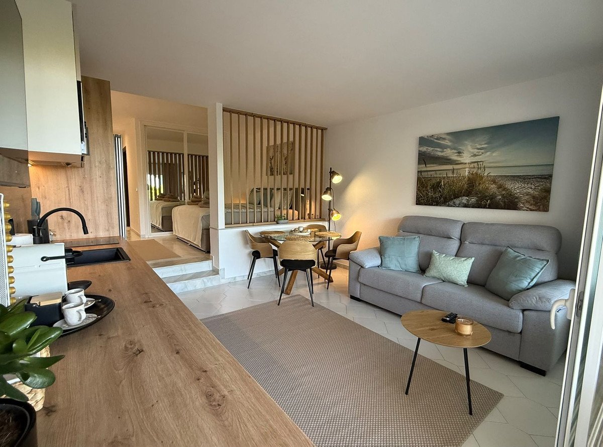 1 Bed Middle Floor Studio in Miraflores