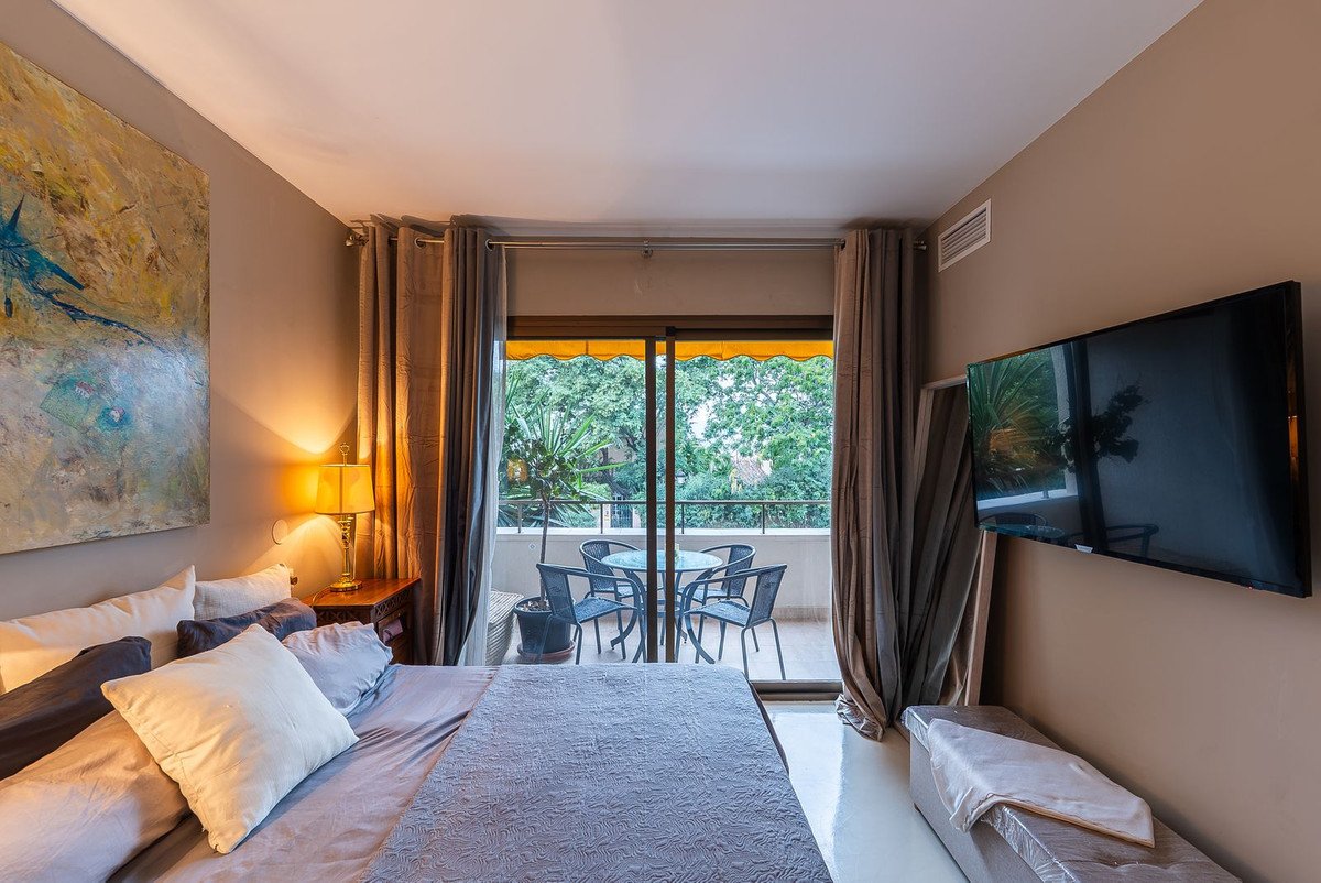1 Bed Middle Floor Apartment in Estepona