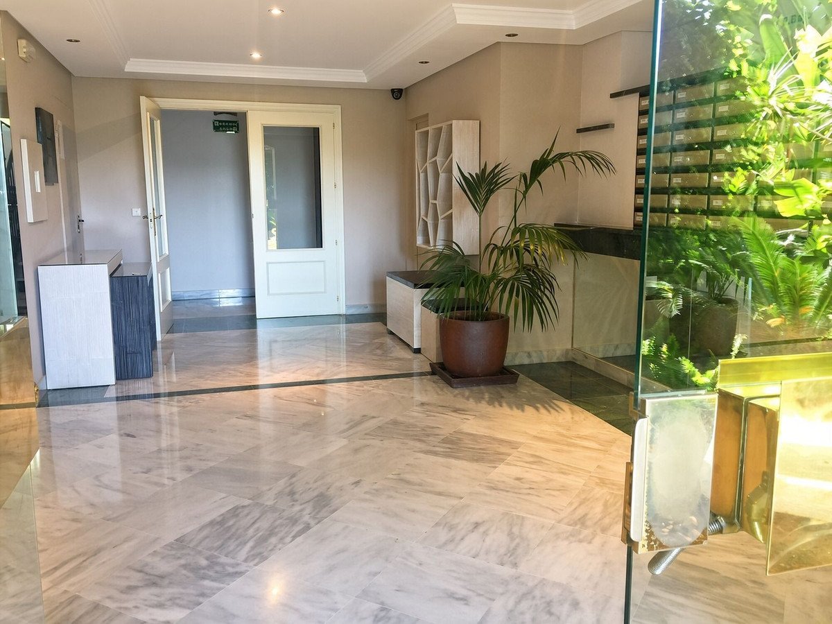 2 Bed Top Floor Apartment in Nueva Andalucía