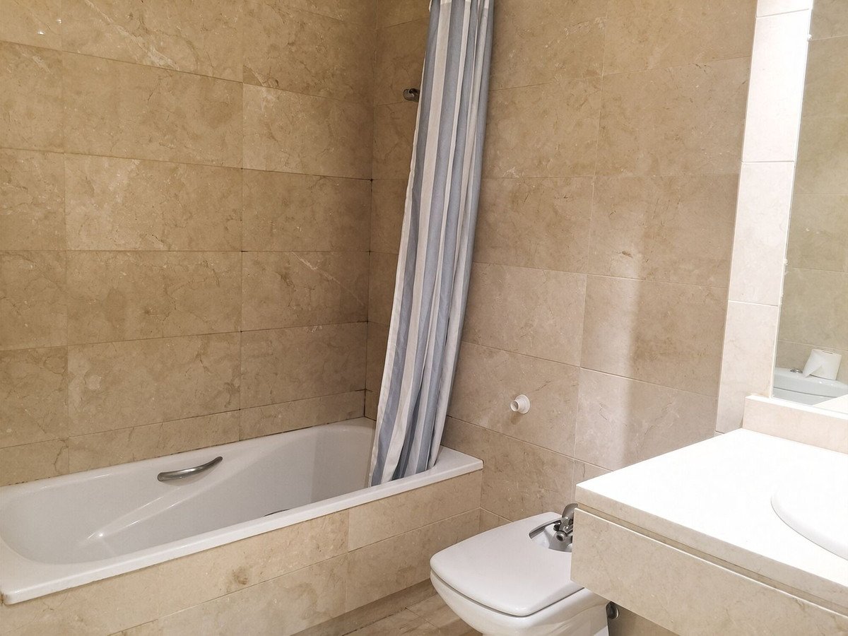 2 Bed Top Floor Apartment in Nueva Andalucía