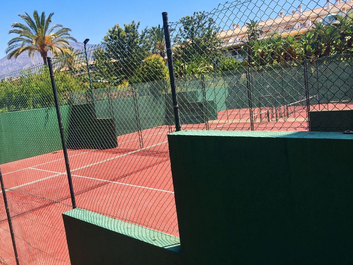 2 Bed Top Floor Apartment in Nueva Andalucía