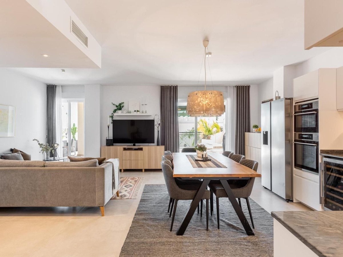 3 Bed Middle Floor Apartment in Nueva Andalucía
