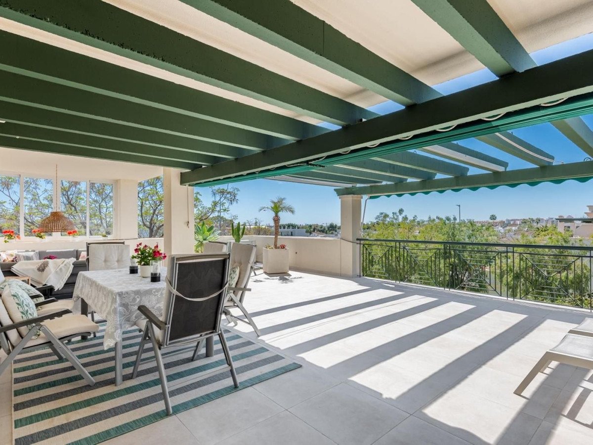 3 Bed Middle Floor Apartment in Nueva Andalucía