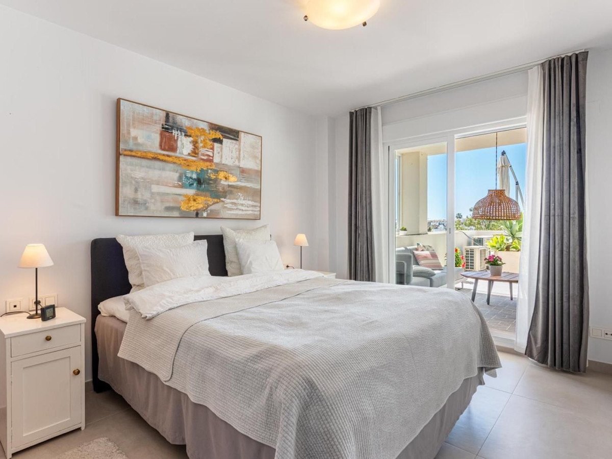 3 Bed Middle Floor Apartment in Nueva Andalucía