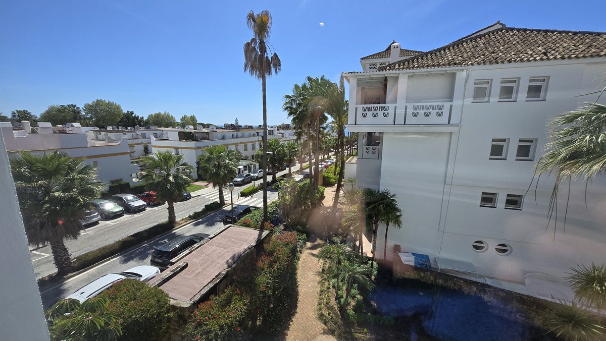 2 Bed Middle Floor Apartment in The Golden Mile