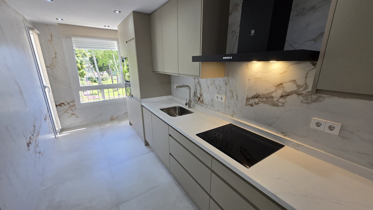 2 Bed Middle Floor Apartment in The Golden Mile