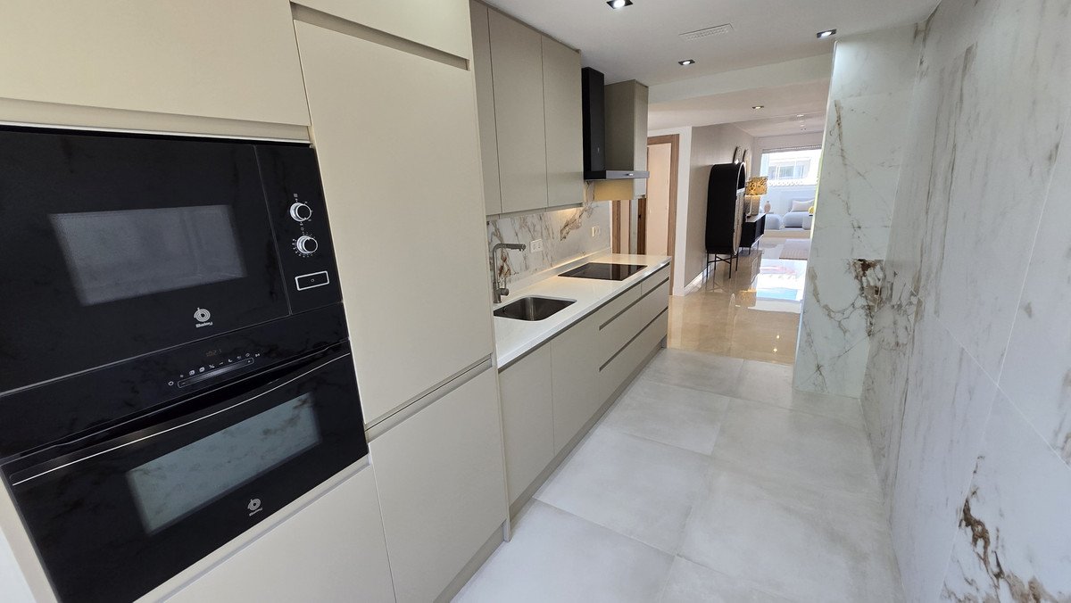 2 Bed Middle Floor Apartment in The Golden Mile