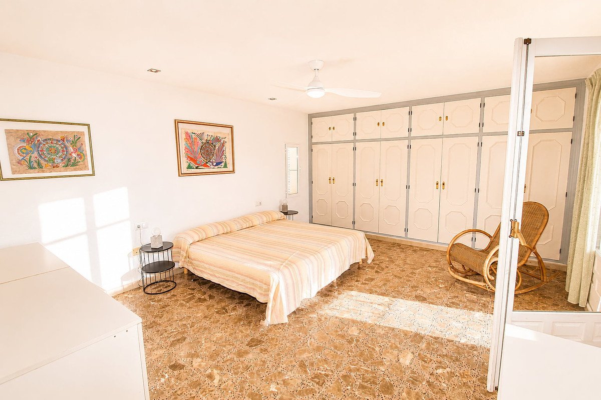 5 Bed Detached Villa in La Zenia