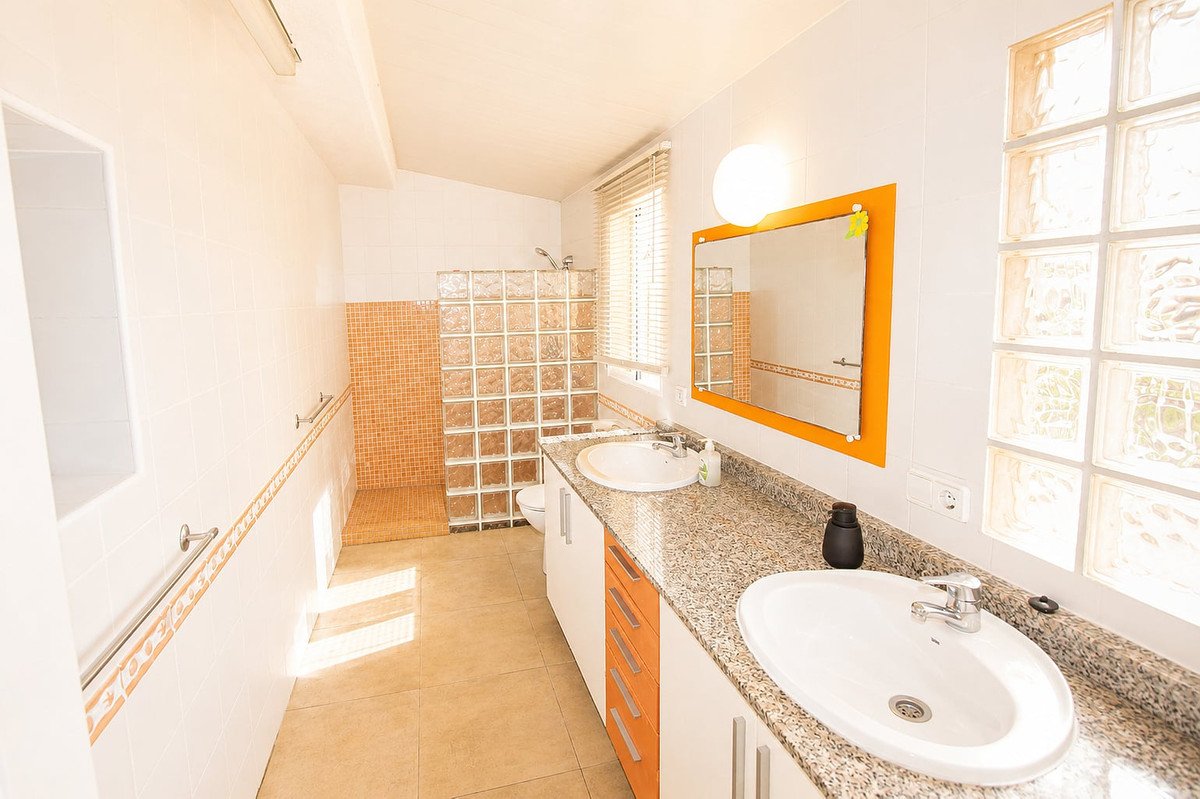 5 Bed Detached Villa in La Zenia
