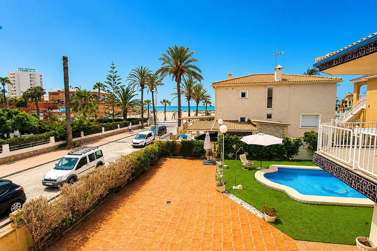 5 Bed Detached Villa in La Zenia