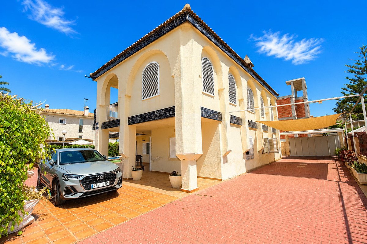 5 Bed Detached Villa in La Zenia